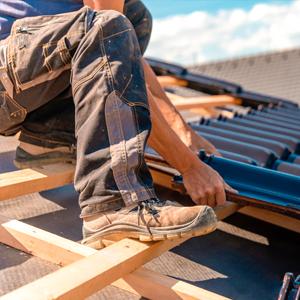 Couvreurs en action à Saulx-les-Chartreux